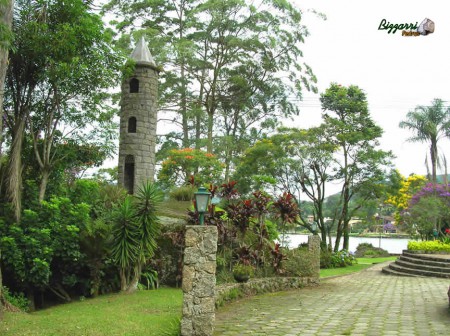 Paredes com pedras folhetas com esse tipo de granito cortado a mão nessa cor cinza.